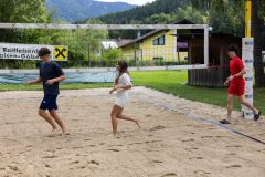 Les Buam du manchette betrten das Spielfeld