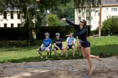 Punkt und Prost beobachtet Elisa Karners Aufschlag ganz genau