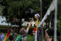 Josef Gradinger verlängert einen Ball, Luna Steiner versucht zu blocken