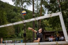 Lukas Karner schlägt den Ball