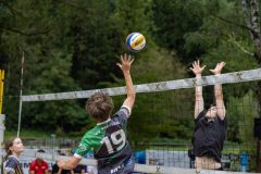 Josef Gradinger versucht dem Block von Lukas Karner auszuweichen