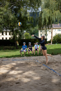 Punkt und Prost beobachtet Elisa Karners Aufschlag ganz genau