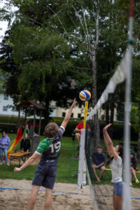 Josef Gradinger verlängert einen Ball, Luna Steiner versucht zu blocken