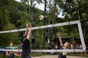 Ella Hofstadler schlägt den Ball über den Block von Johannes Janz