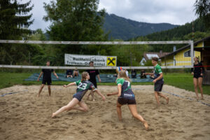 Aura versucht einen Ball während des Halbfinales gegen Pritisch Perfect zu retten